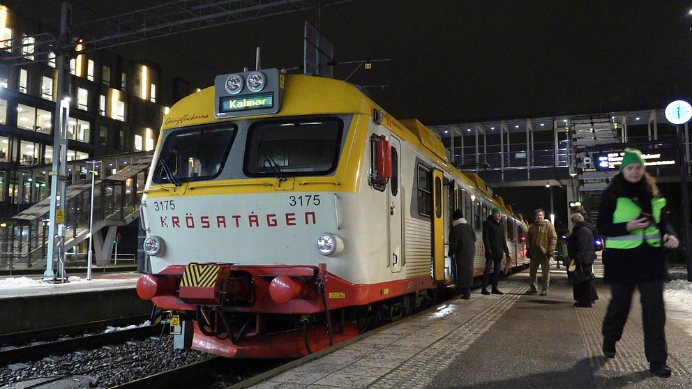 Ett tåg med texten Krösatåg står inne på Växjö Station