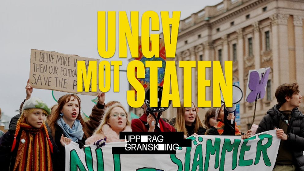 Demonstration med ungdomar som håller skyltar. Texten ”Unga mot staten” syns tydligt över bilden.