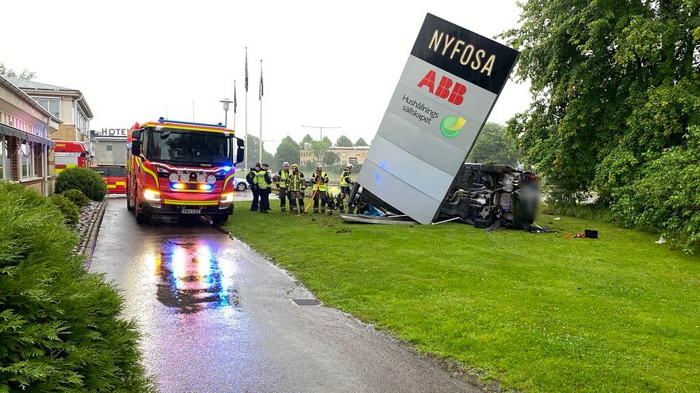 Personbil som voltat på väg.