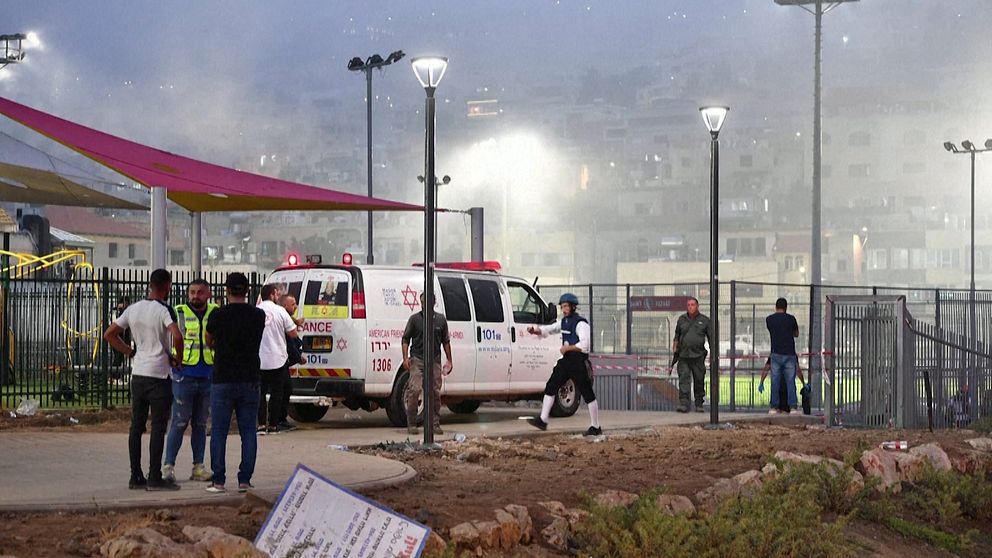Ambulans på plats vid platsen för bombnedslag.
