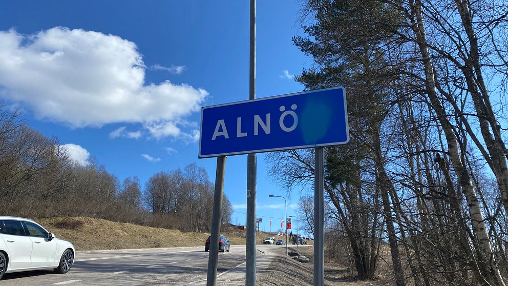 En trafikskylt på Alnön utanför Sundsvall där någon klottrat över n:et så det står Alnö istället