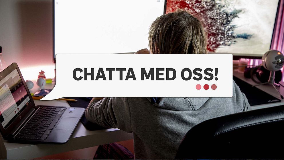 Pojke sitter vid dator hemma. Skylt som säger: Chatta med oss!