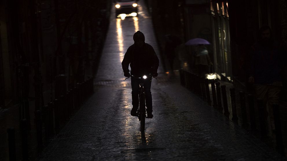 cyklist i mörker, mörk väg
