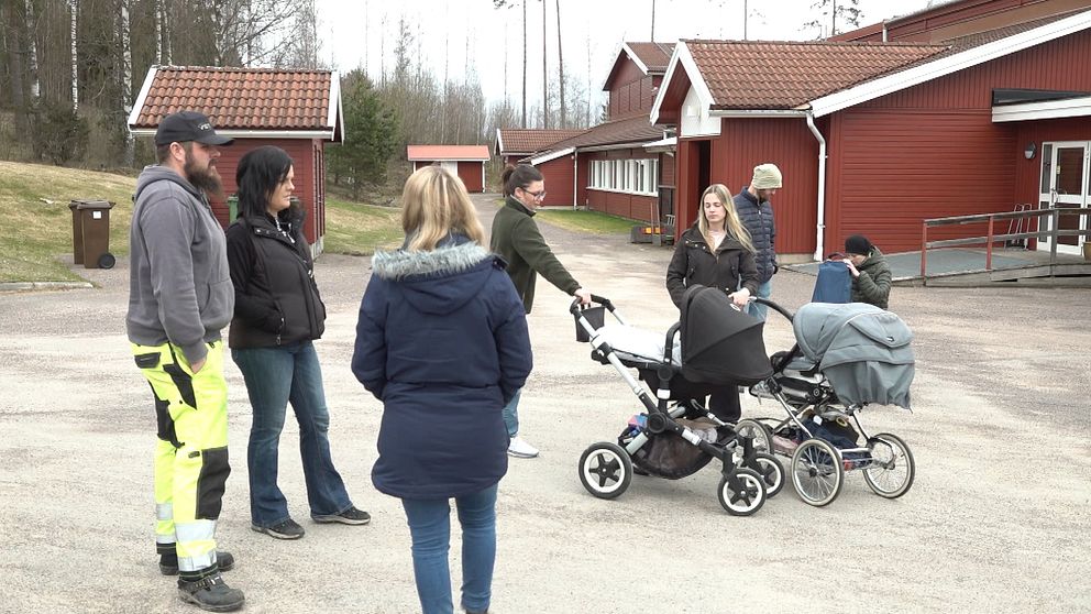 Flera familjer har samlats framför Klättenskolan i Stöpafors, sunne kommun