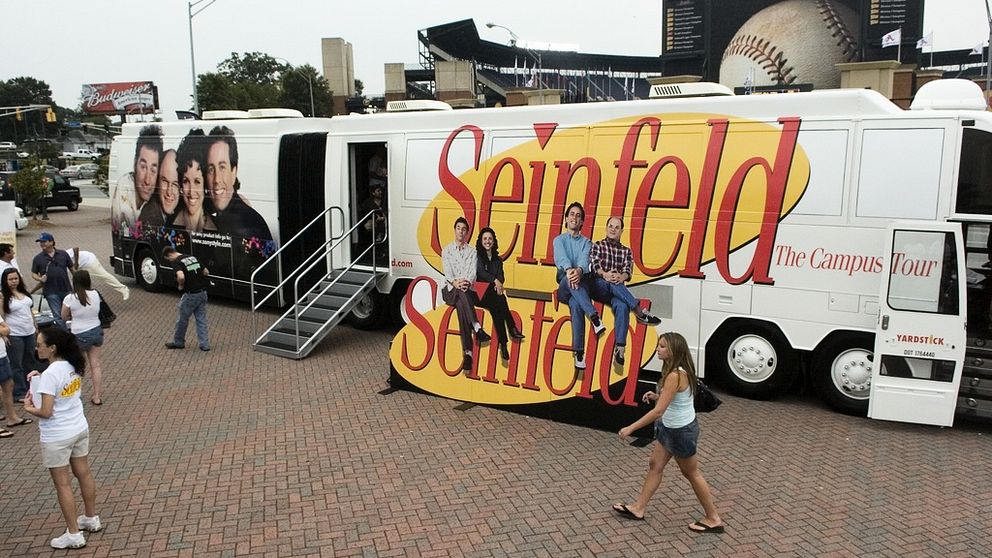 Buss målad med logotypen för Seinfeld och bilder på skådespelarna.
