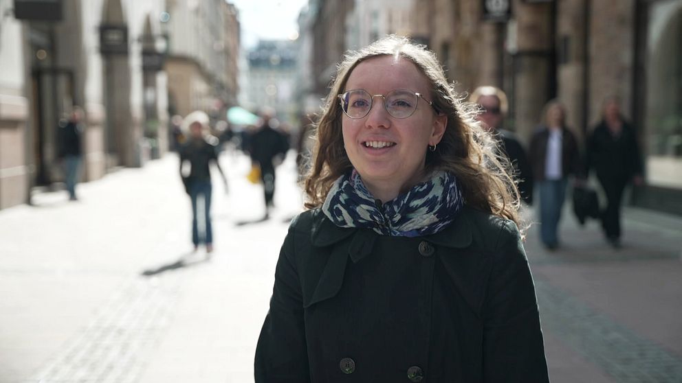 Ruotsinsuomalaisten opinnäytetyökilpailun voittaja Linnéa Backvall. Tutkielma aiheesta nuorten osallistuminen kielenelvytystyöhön.