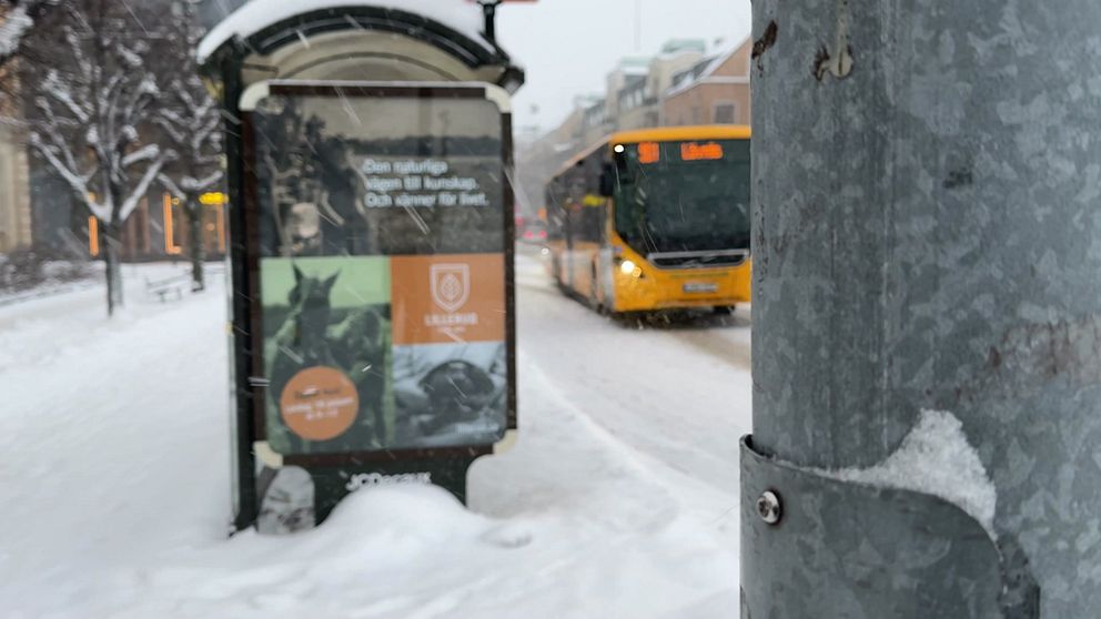 bilden visar en Värmlandstrafiks-buss i snöovädret i Karlstad.