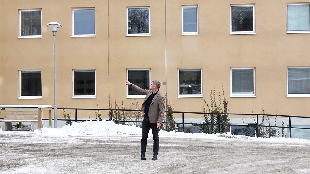 Patrik Hjelm, fastighetschef på region Kronoberg, pekar mot hus 1A vid ljungby lasarett som ska rivas