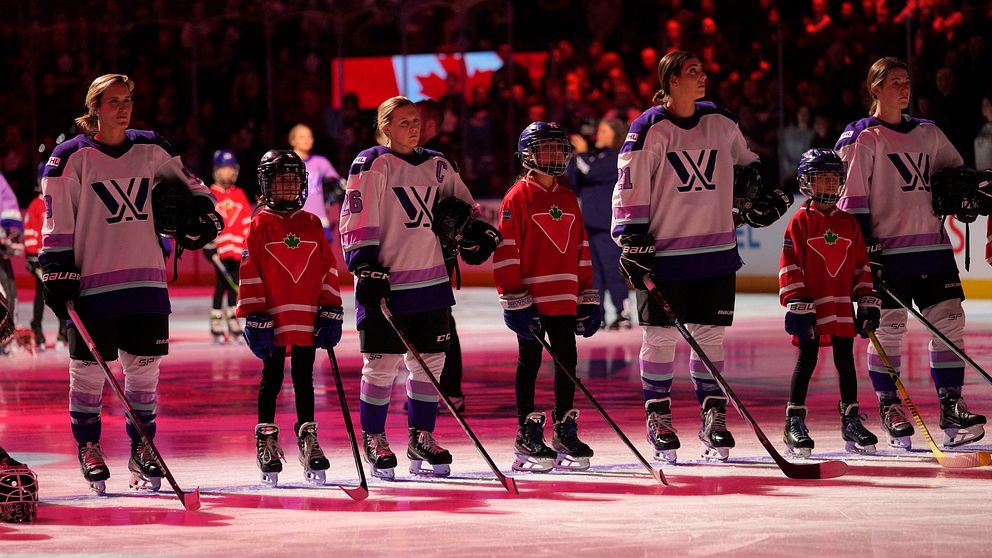 PWHL-spelare står uppställda på led inför match