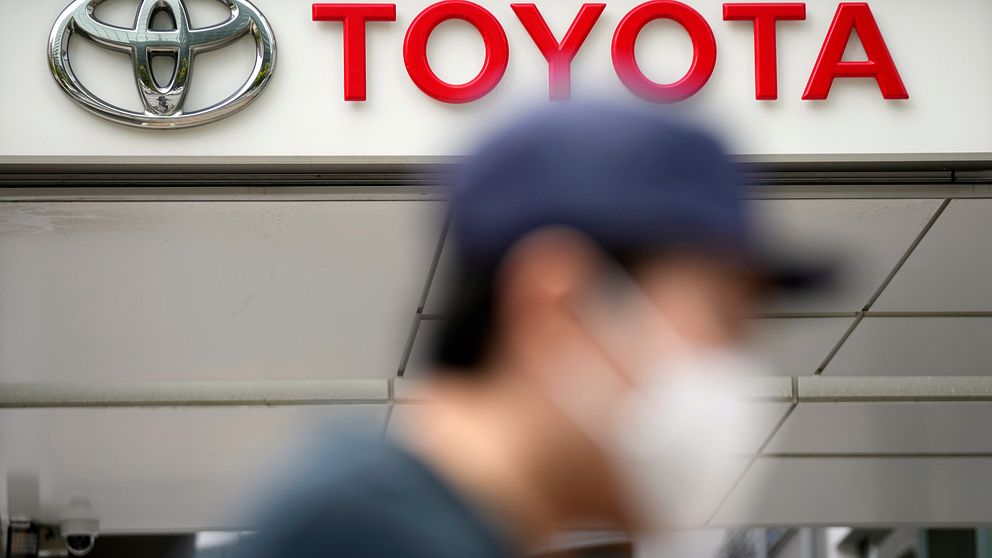 Toyota-logotyp och varumärke på företagets byggnad.