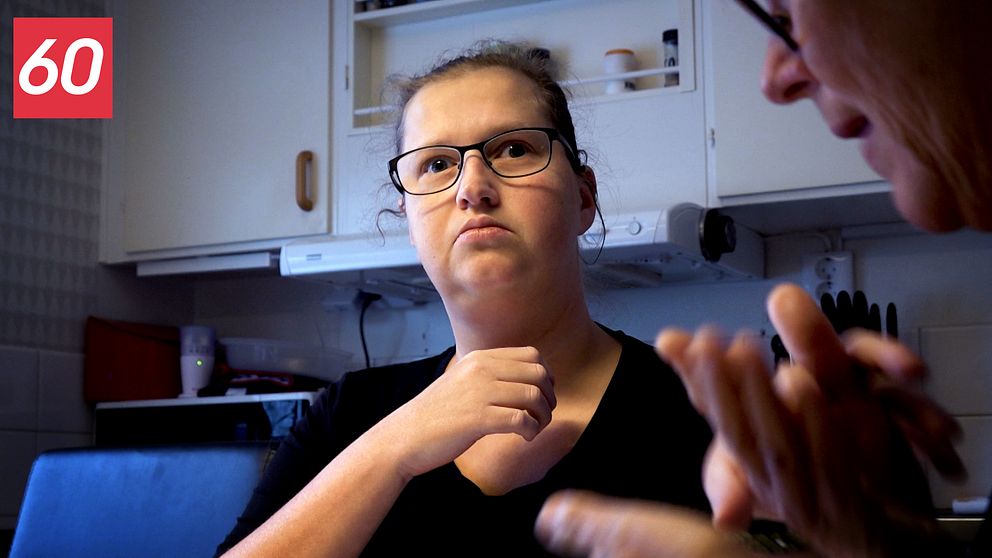 Dövblinda Evelina Lindberg i Piteå kämpar för att få rätt till taktil teckentolk. Kommunen har beslutat att dra in den tjänsten. Kvinna i ett kök.