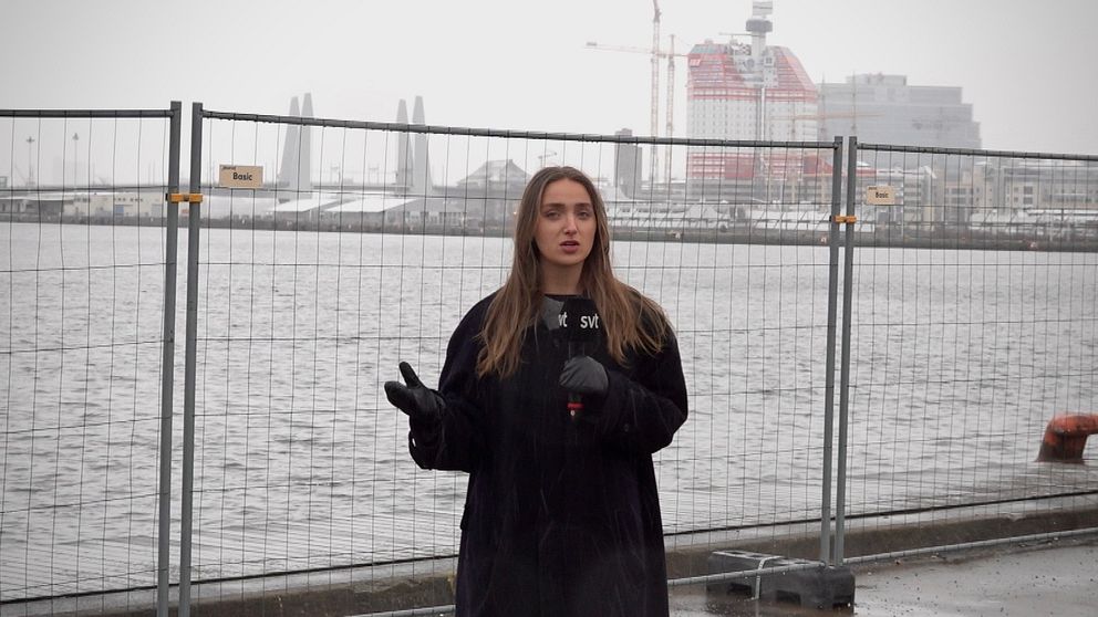 Reporter vid hamnen i Göteborg, Lilla Bommen syns i bakgrunden.
