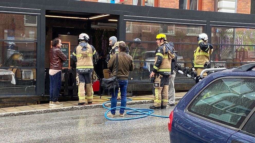 Brandmännen utanför restaurangen.