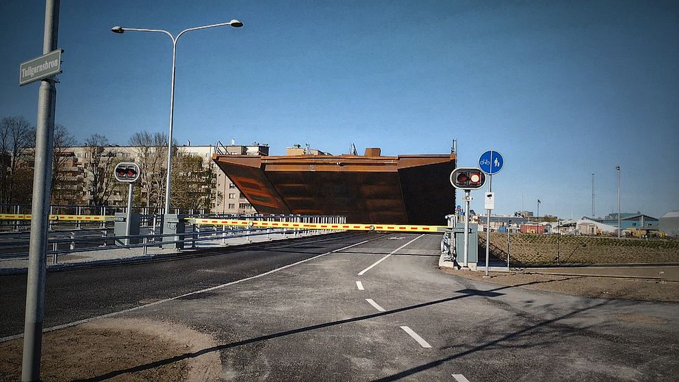 en bro som fastnat i upprätt läge med bommar och blinkande ljus