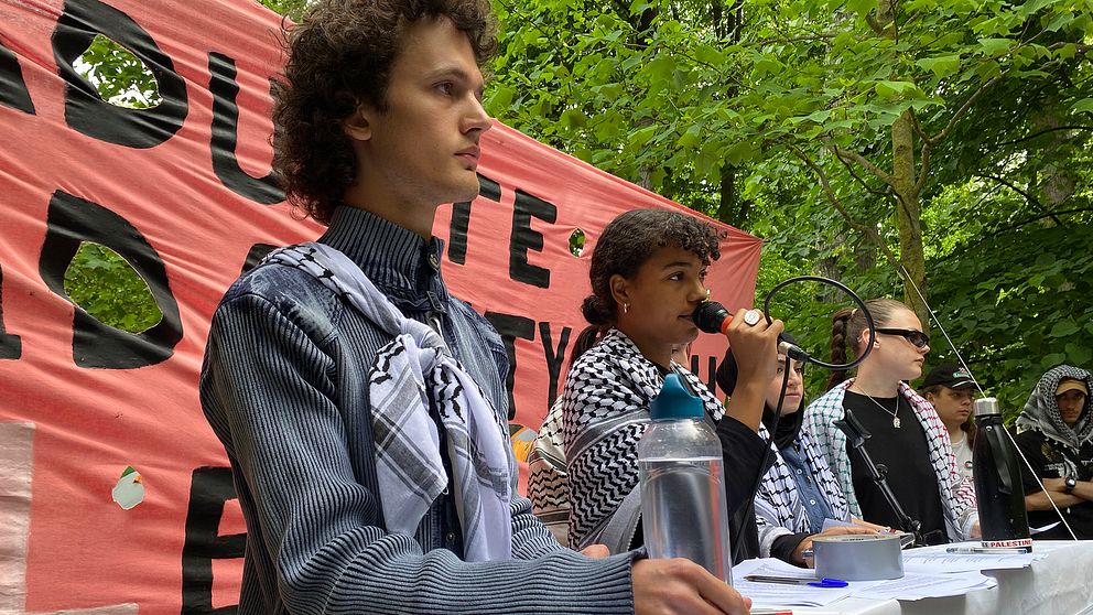 De protesterande studenterna i Lundagård under en presskonferens.