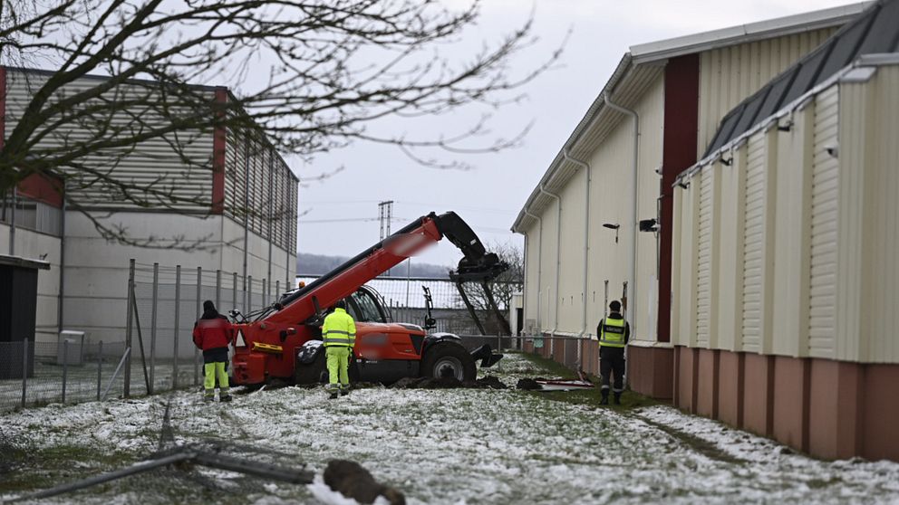 Två män fritagna när ett arbetsfordon körde in i väggen på Migrationsverkets förvar i Åstorp.