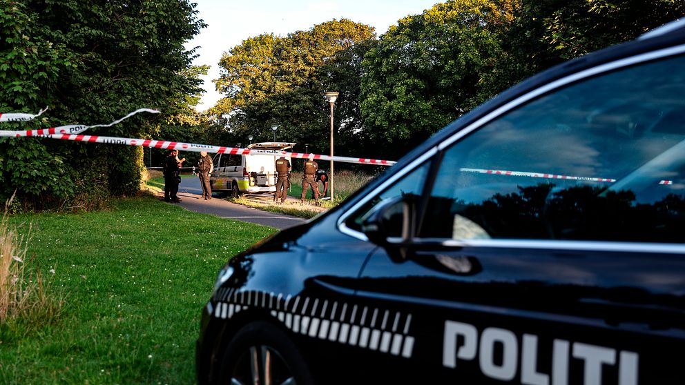 dansk polisbil vid avspärrning i parkområde