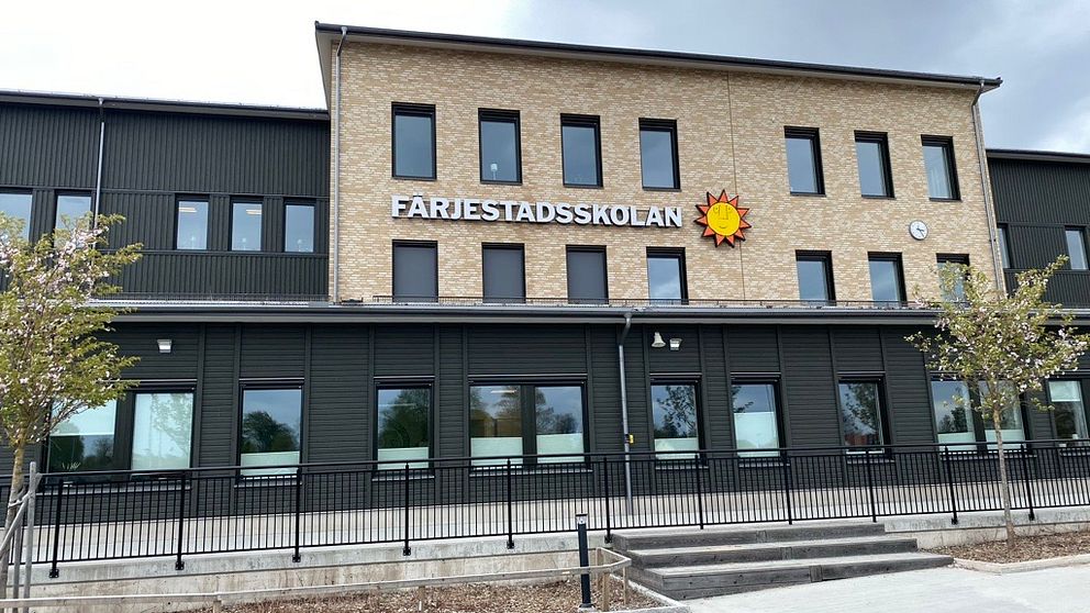 polisinsats-vid-skola-i-karlstad-svt-nyheter