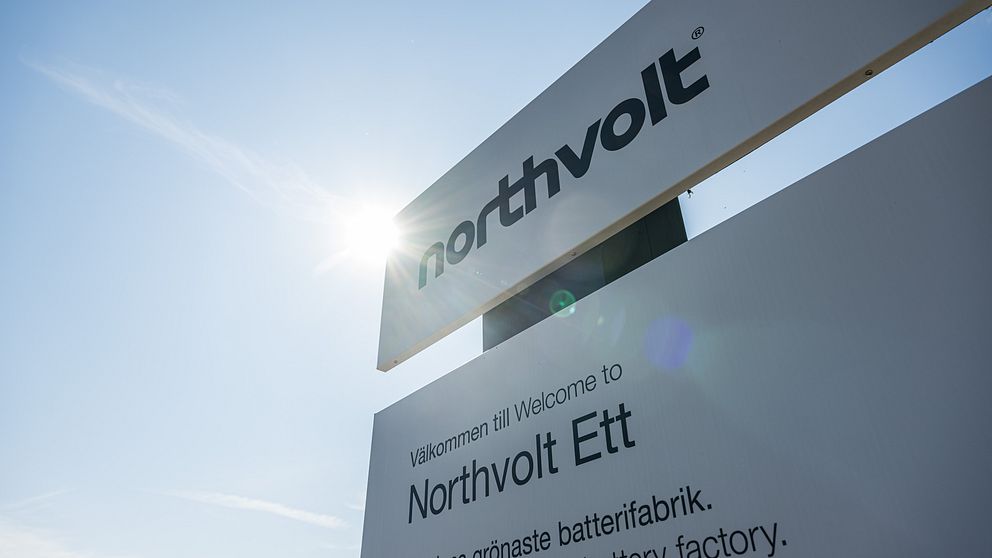 Skylt som välkomnar besökare till Northvolts fabrik ”Northvolt Ett”, med text på svenska och engelska.