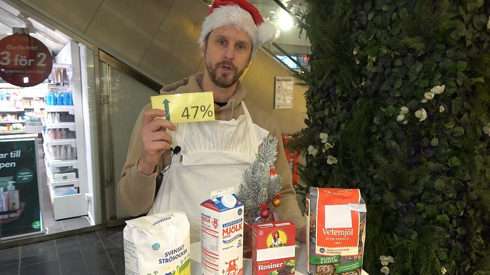 SVT reporter som står vid ett högt bord med ingredienser för att baka lussebullar