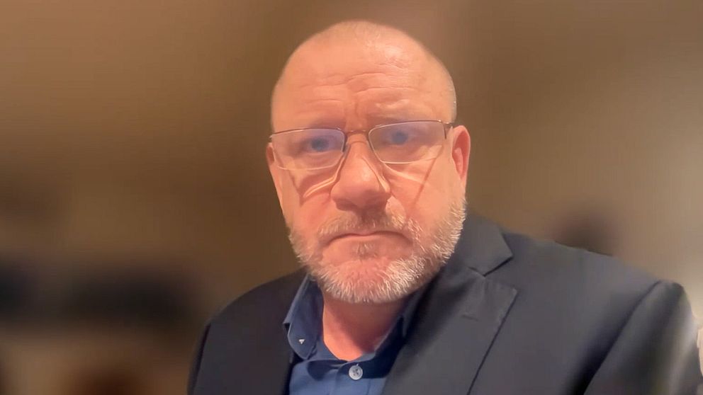 Professor i statsvetenskap Staffan I Lindberg i kostym med en suddig bakgrund.