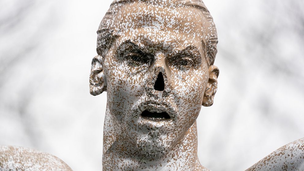 Närbild på Zlatan statyn med vit färg på kroppen i kallt väder. Zlatan saknar sin näsa.