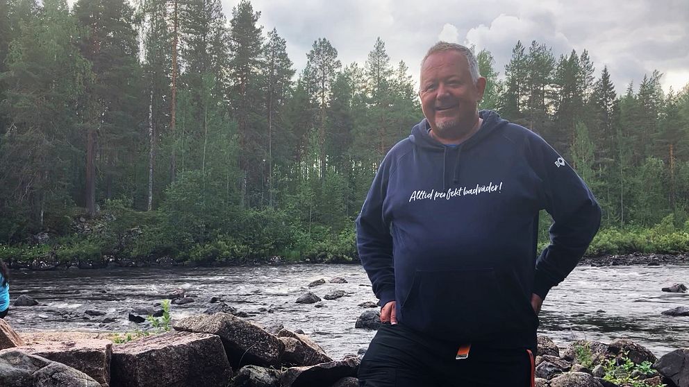 Peter Wallin står framför en fors.