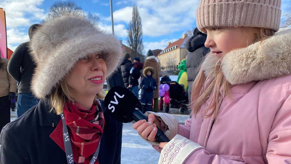 Kvinna, barn och intervjumikrofon