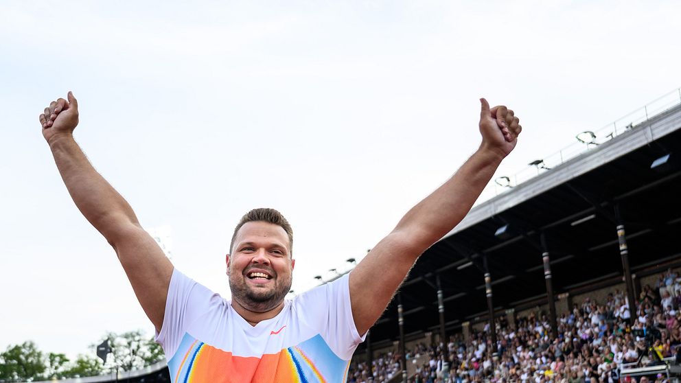 Daniel Ståhl firar med armarna i luften inför publik under Diamond League-tävling.