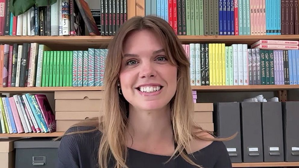 Flora Wiström, författare och influencer, sitter i en intervju i sitt kontor. Hon ser glad ut