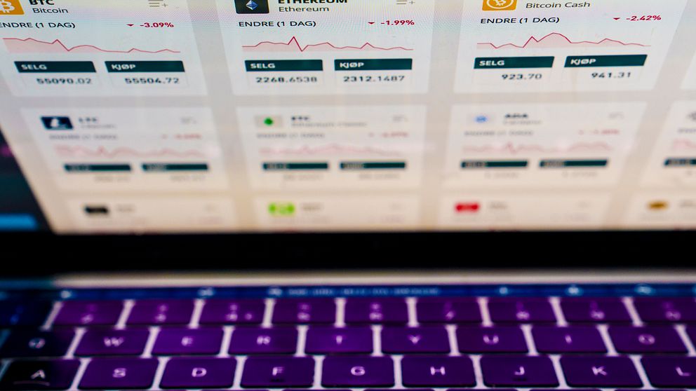 En dator med en öppen skärm som visar en kryptovalutahandelsplattform med olika kryptovalutor och deras senaste prisändringar.