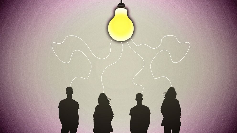 Fyra silhuetter under glödlampa, symboliserar idéer eller tankeverksamhet.