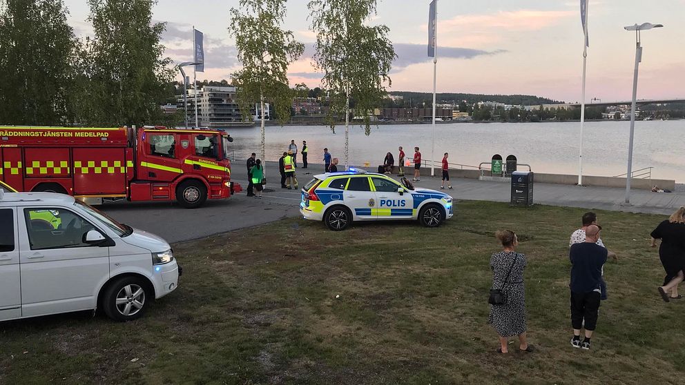 Brandbil vid kajkanten i inre hamnen i Sundsvall