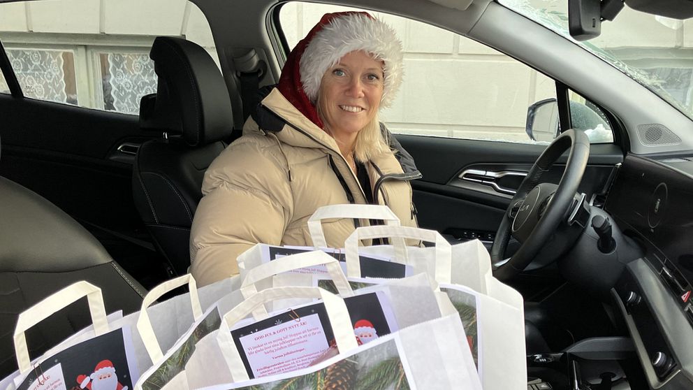 Cornelia var en av de som delade ut julklappar på julafton.