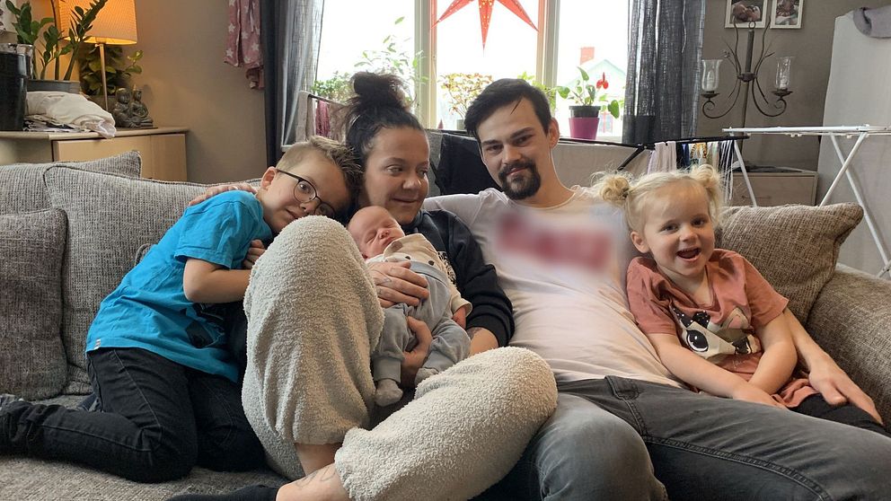 Familj med sin nyfödda son