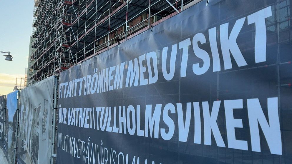 Karlstad: Stort byggskylt vid en byggarbetsplats med text som informerar om framtida bostäder med utsikt över Vatten