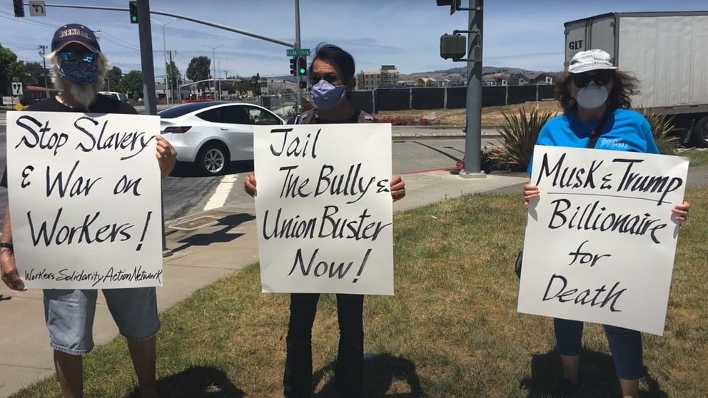 Teslaanställda protesterar vid Teslas fabrik i Fremont, Kalifornien 13 januari 2023