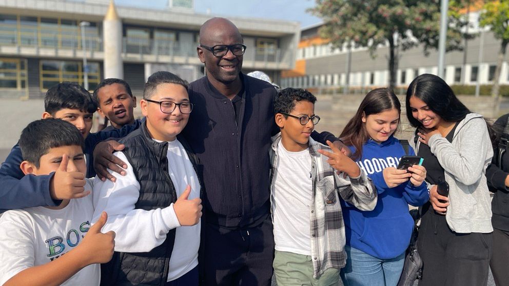 Thuram med en massa barn