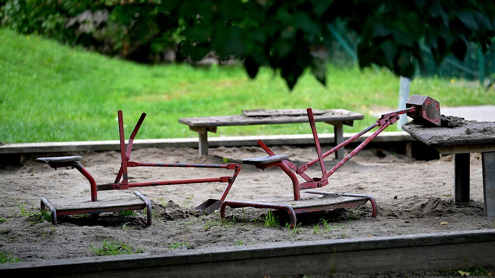 Grävmaskin för barn i sandlåda. Genrebild.