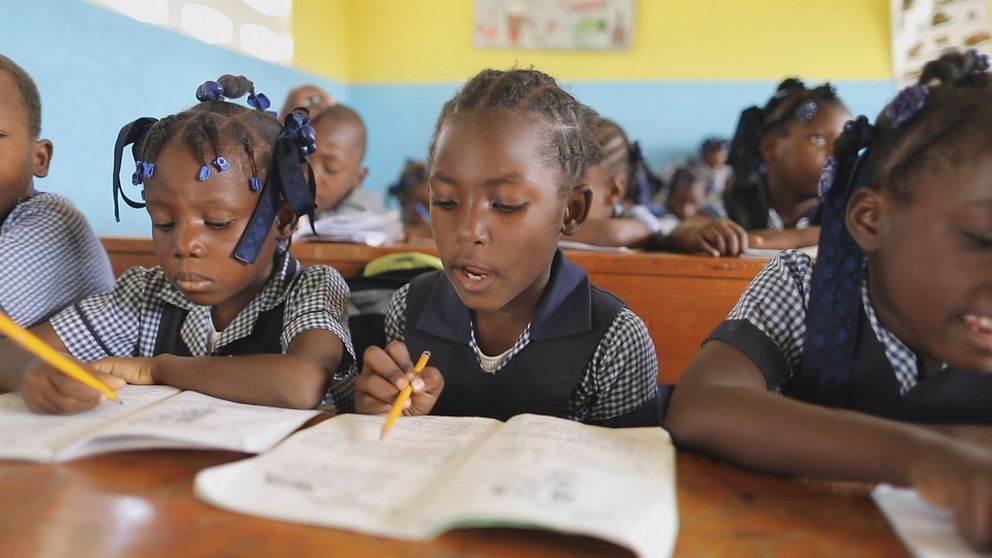 Elever i den numera stängda skolan i Haiti.