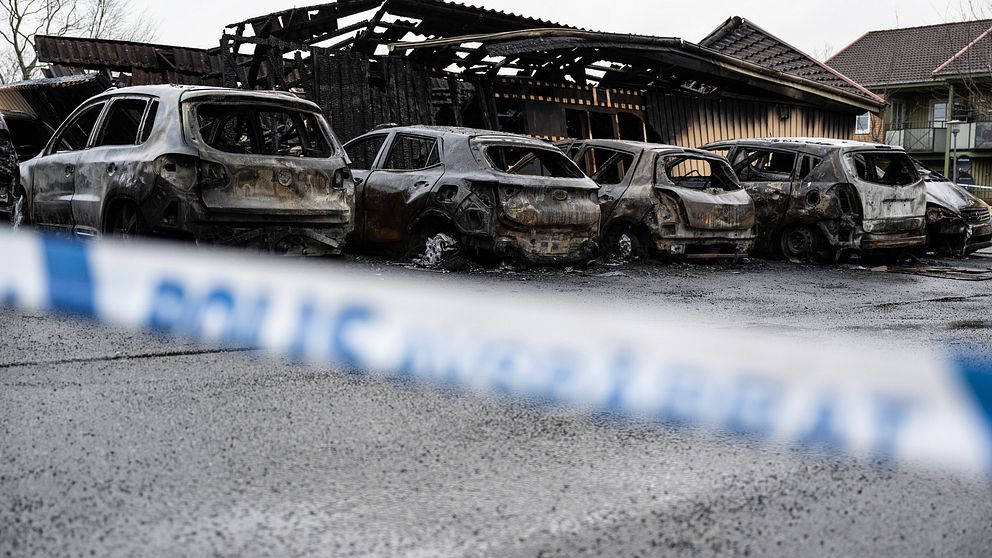 16 fordon skadade efter stor bilbrand på Österåsgatan i Hässleholm under fredagsnatten.
