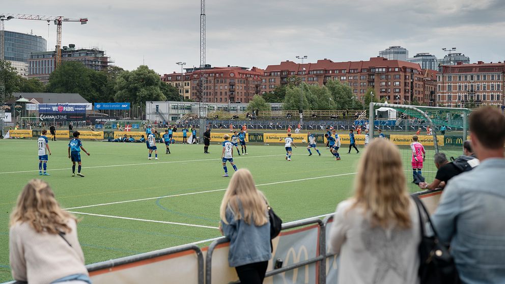 Personer som tittar på en fotbollsmatch.