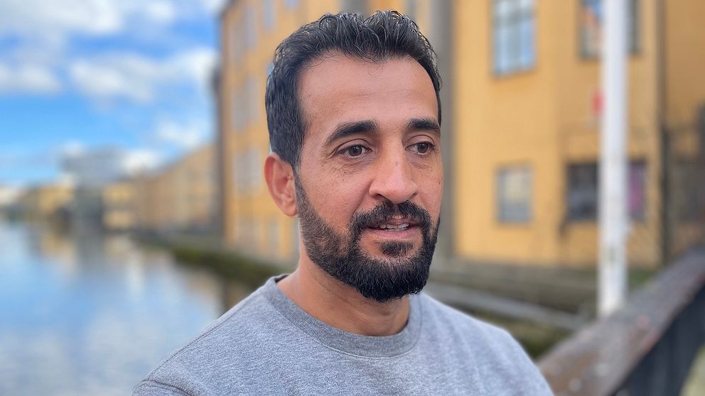Evan Madlol står framför en byggnad. Han är med i SVT Nyheter Östs granskning om utnyttjande och exploatering på svenska arbetsplatser.