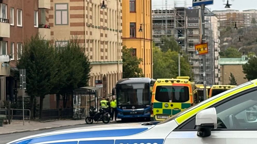 Polisbil och polis framför en olycka