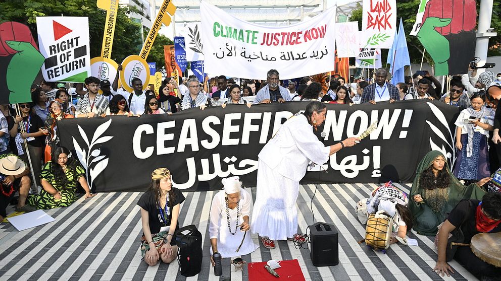 Klimatdemonstration och demonstration mot kriget i Gaza på FN:s toppklimatmöte COP28 i Dubai.