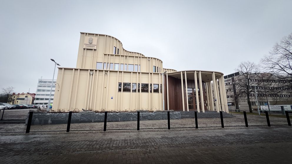 Futuristisk byggnad med vågformad arkitektur belägen i en stadsmiljö.