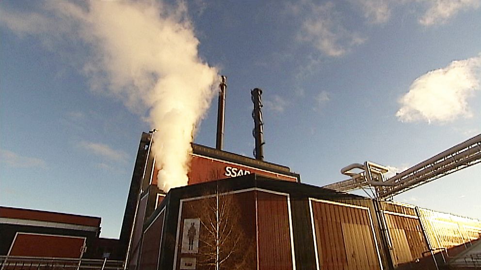 SSAB-fabrik med rökmoln från skorstenen.