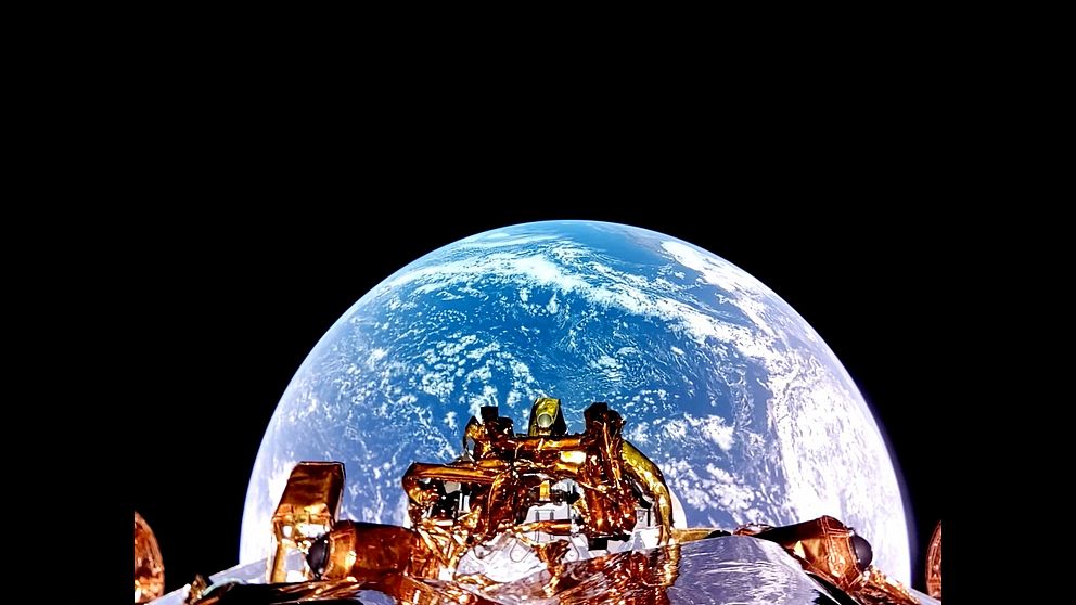 Bild av jorden sedd från rymden med en satellit i förgrunden.