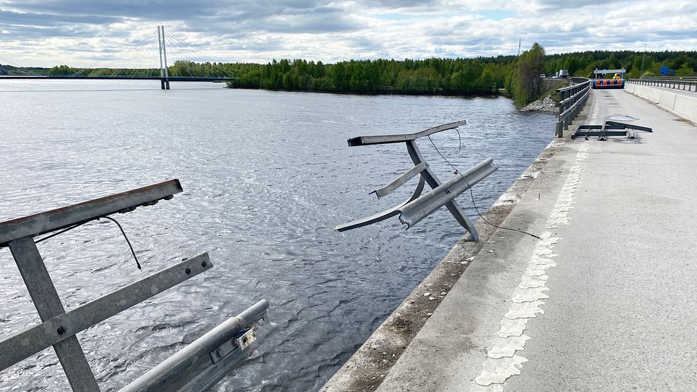 Ett trasigt räcke på Bergviksbron i Piteå.