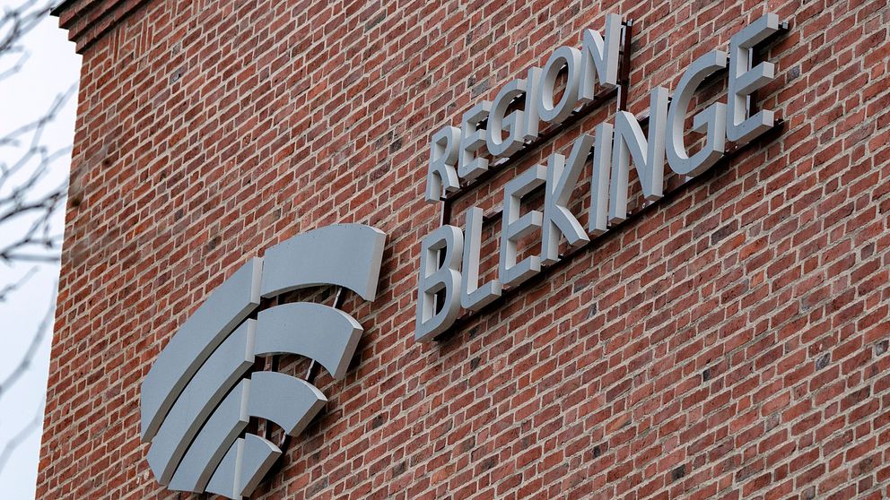 ”Skylt på tegelvägg för Region Blekinge.”